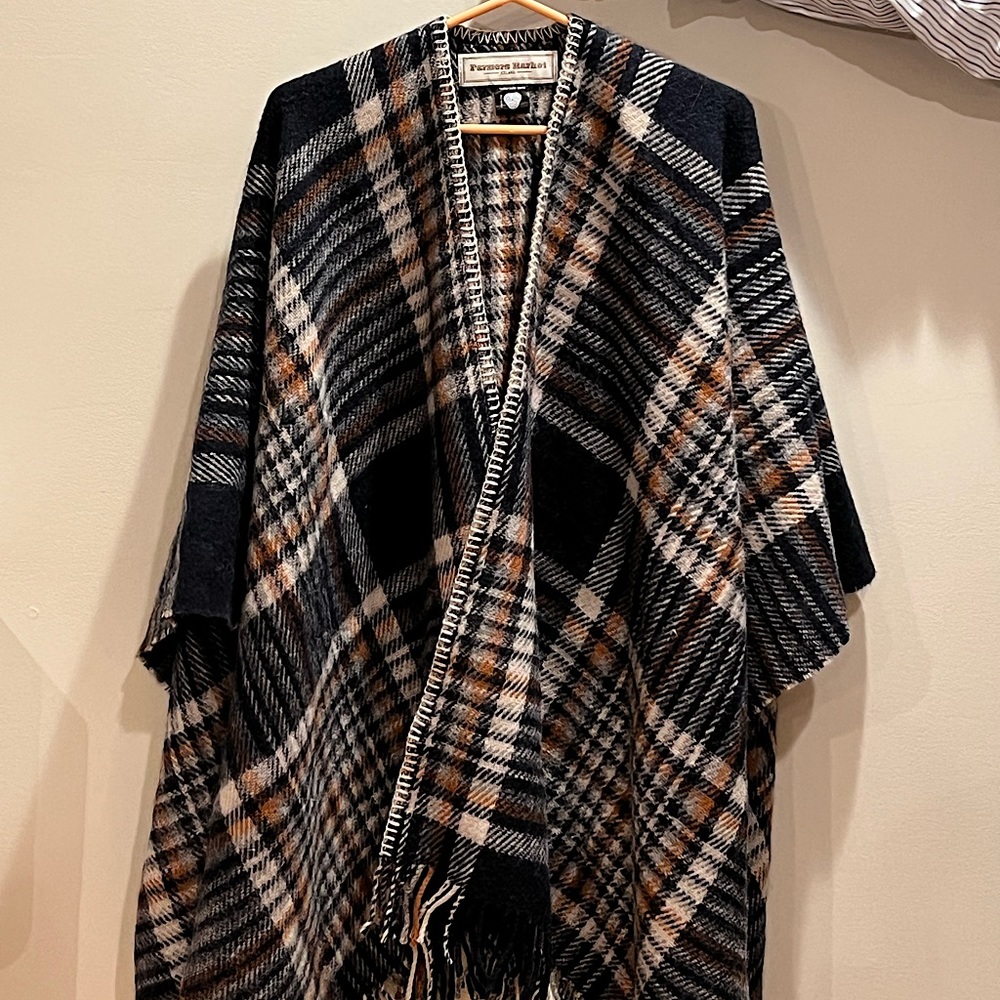 Farmers Market Iceland Poncho